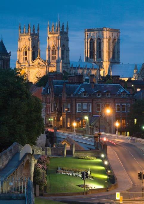 Aldwark View With Free Parking Apartment York Bagian luar foto